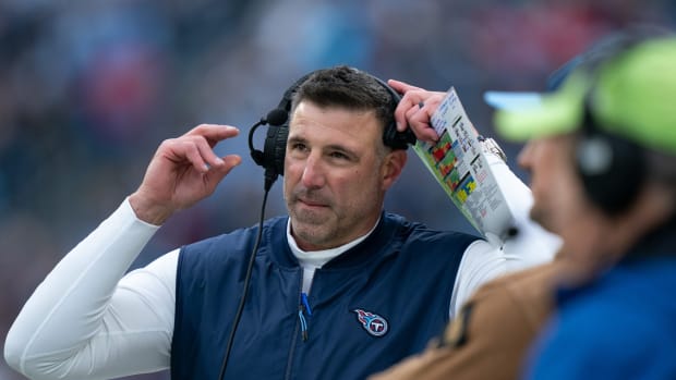 TitansMikeVrabelHeadsetSideline